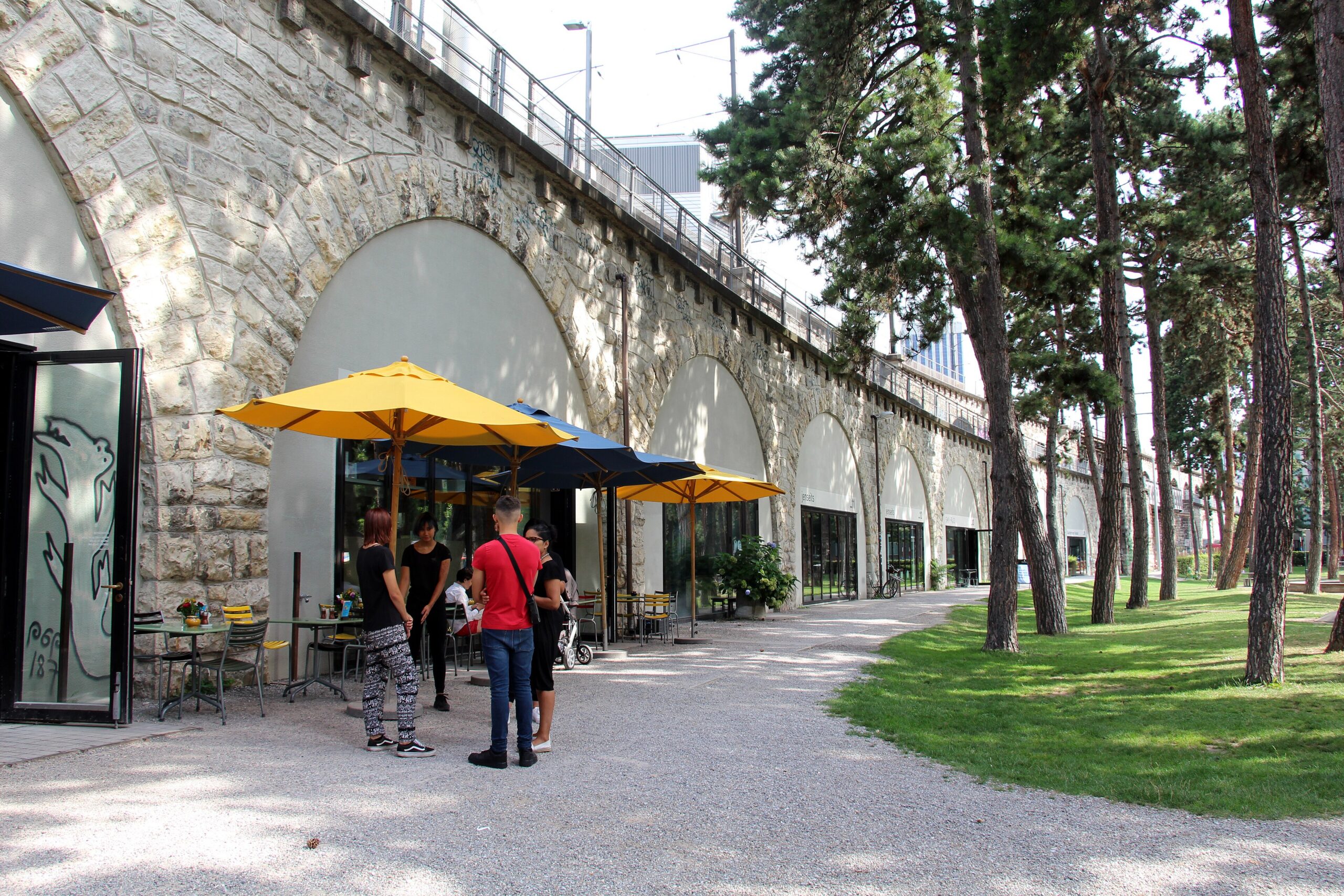 Le arcate del viadotto ferroviario trasformate in negozi e locali